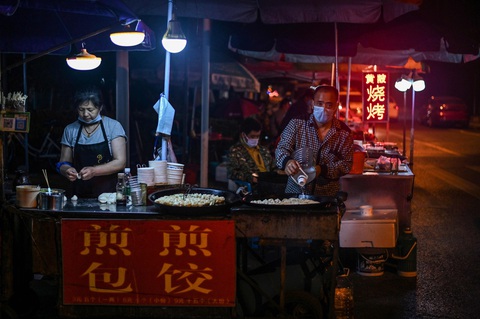 Vì khó khăn, Bắc Kinh nhắm mắt làm ngơ cho dân đi bán hàng rong - Ảnh 1. Vì khó khăn, Bắc Kinh nhắm mắt làm ngơ cho dân đi bán hàng rong - Ảnh 1.