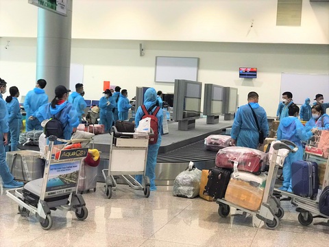 239 công dân Việt Nam từ Ukraine hạ cánh Tân Sơn Nhất - Ảnh 1. 239 công dân Việt Nam từ Ukraine hạ cánh Tân Sơn Nhất - Ảnh 1.