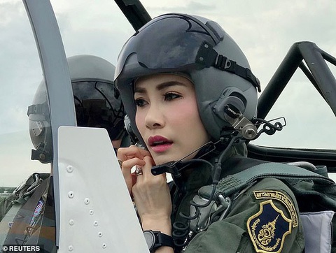 Hoàng quý phi Sineenat được ân xá và đến Đức tránh dịch cùng vua Thái? - Ảnh 3. Hoàng quý phi Sineenat được ân xá và đến Đức tránh dịch cùng vua Thái? - Ảnh 3.