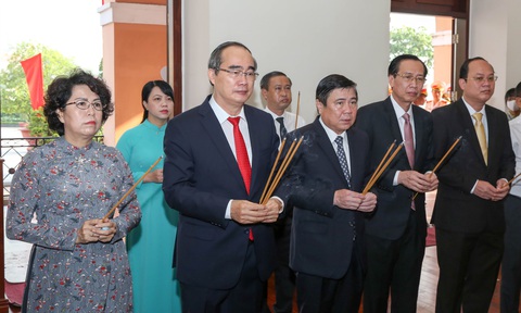 Lãnh đạo TP.HCM dâng hương tưởng niệm Chủ tịch Hồ Chí Minh - Ảnh 1. Lãnh đạo TP.HCM dâng hương tưởng niệm Chủ tịch Hồ Chí Minh - Ảnh 1.