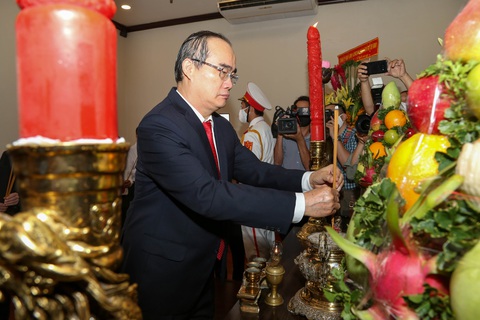 Lãnh đạo TP.HCM dâng hương tưởng niệm Chủ tịch Hồ Chí Minh - Ảnh 2. Lãnh đạo TP.HCM dâng hương tưởng niệm Chủ tịch Hồ Chí Minh - Ảnh 2.