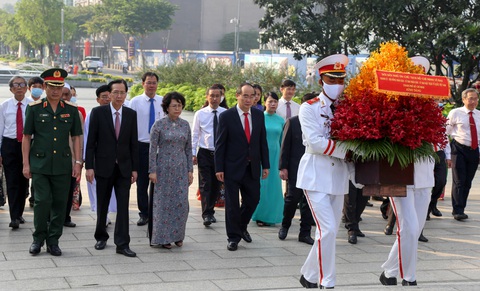 Lãnh đạo TP.HCM dâng hương tưởng niệm Chủ tịch Hồ Chí Minh - Ảnh 4. Lãnh đạo TP.HCM dâng hương tưởng niệm Chủ tịch Hồ Chí Minh - Ảnh 4.
