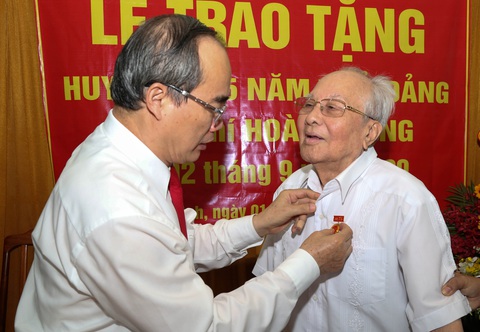 Lãnh đạo TP.HCM trao huy hiệu Đảng cho đảng viên lão thành - Ảnh 1. Lãnh đạo TP.HCM trao huy hiệu Đảng cho đảng viên lão thành - Ảnh 1.