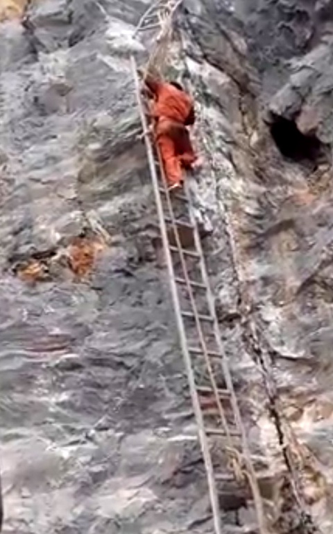 Nhọc nhằn đời phu đá - Kỳ 3: Nghề đá bạc như vôi - Ảnh 1. Nhọc nhằn đời phu đá - Kỳ 3: Nghề đá bạc như vôi - Ảnh 1.