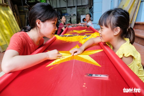 Người trẻ giữ sợi chỉ vàng thêu hồn dân tộc - Ảnh 1. Người trẻ giữ sợi chỉ vàng thêu hồn dân tộc - Ảnh 1.