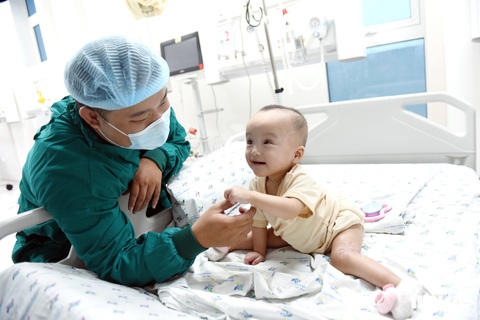 Ngắm nhìn Trúc Nhi - Diệu Nhi ngộ nghĩnh cùng các bài tập tăng sức cơ - Ảnh 9. Ngắm nhìn Trúc Nhi - Diệu Nhi ngộ nghĩnh cùng các bài tập tăng sức cơ - Ảnh 9.