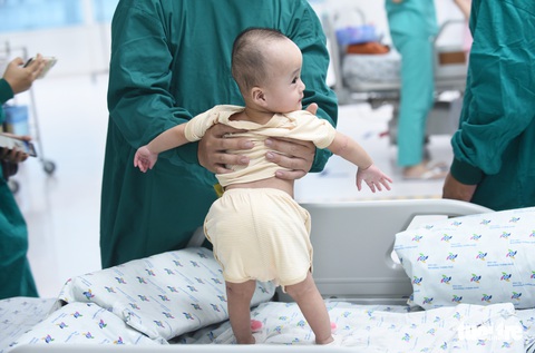 Ngắm nhìn Trúc Nhi - Diệu Nhi ngộ nghĩnh cùng các bài tập tăng sức cơ - Ảnh 5. Ngắm nhìn Trúc Nhi - Diệu Nhi ngộ nghĩnh cùng các bài tập tăng sức cơ - Ảnh 5.