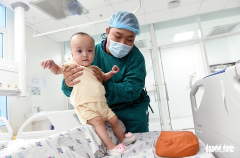 Ngắm nhìn Trúc Nhi - Diệu Nhi ngộ nghĩnh cùng các bài tập tăng sức cơ - Ảnh 1. Ngắm nhìn Trúc Nhi - Diệu Nhi ngộ nghĩnh cùng các bài tập tăng sức cơ - Ảnh 1.