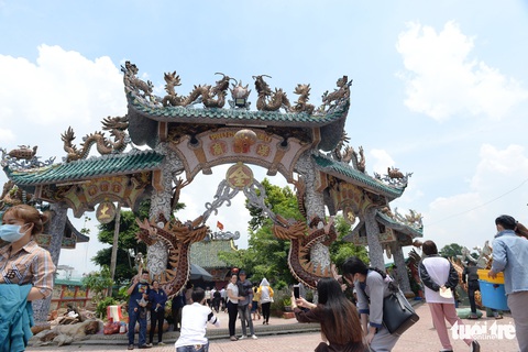 Mùa Vu lan viếng Miếu Nổi Phù Châu 200 tuổi nằm giữa sông Bến Cát - Sài Gòn - Ảnh 4. Mùa Vu lan viếng Miếu Nổi Phù Châu 200 tuổi nằm giữa sông Bến Cát - Sài Gòn - Ảnh 4.