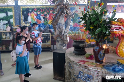 Mùa Vu lan viếng Miếu Nổi Phù Châu 200 tuổi nằm giữa sông Bến Cát - Sài Gòn - Ảnh 7. Mùa Vu lan viếng Miếu Nổi Phù Châu 200 tuổi nằm giữa sông Bến Cát - Sài Gòn - Ảnh 7.