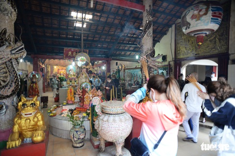 Mùa Vu lan viếng Miếu Nổi Phù Châu 200 tuổi nằm giữa sông Bến Cát - Sài Gòn - Ảnh 8. Mùa Vu lan viếng Miếu Nổi Phù Châu 200 tuổi nằm giữa sông Bến Cát - Sài Gòn - Ảnh 8.