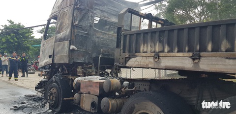 Xe container đang chạy bỗng bốc cháy dữ dội - Ảnh 4. Xe container đang chạy bỗng bốc cháy dữ dội - Ảnh 4.