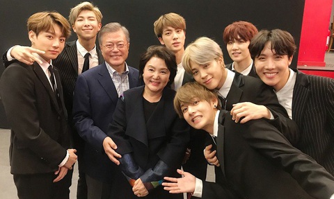 Tổng thống Hàn Quốc ca ngợi BTS làm nên lịch sử khi thành quán quân Billboard - Ảnh 1. Tổng thống Hàn Quốc ca ngợi BTS làm nên lịch sử khi thành quán quân Billboard - Ảnh 1.