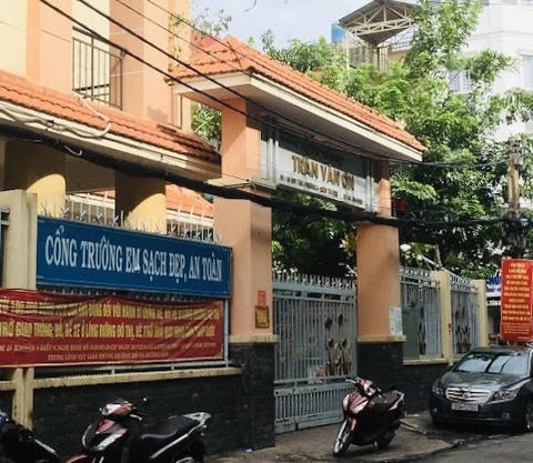 Hiệu trưởng Trường tiểu học Trần Văn Ơn bị đình chỉ công tác - Ảnh 1. Hiệu trưởng Trường tiểu học Trần Văn Ơn bị đình chỉ công tác - Ảnh 1.