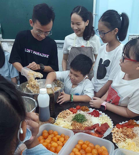 Tự làm bánh trung thu tặng ba mẹ - Ảnh 1. Tự làm bánh trung thu tặng ba mẹ - Ảnh 1.