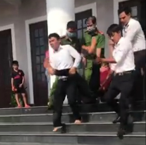 Bị cáo uống thuốc đòi tự tử tại tòa xin hoãn thi hành án - Ảnh 1. Bị cáo uống thuốc đòi tự tử tại tòa xin hoãn thi hành án - Ảnh 1.