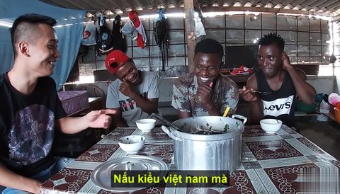 Trước Hưng Vlog, nhiều YouTuber đã nấu cháo gà, bồ câu nguyên lông đầy phản cảm - Ảnh 4. Trước Hưng Vlog, nhiều YouTuber đã nấu cháo gà, bồ câu nguyên lông đầy phản cảm - Ảnh 4.