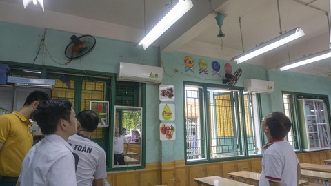 Quạt trần bung cánh trong lớp học, một học sinh tiểu học nhập viện - Ảnh 2. Quạt trần bung cánh trong lớp học, một học sinh tiểu học nhập viện - Ảnh 2.