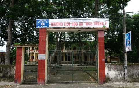 Vụ phản đối sáp nhập trường ở Thanh Hóa: Phụ huynh chọn điểm trường cho con - Ảnh 1. Vụ phản đối sáp nhập trường ở Thanh Hóa: Phụ huynh chọn điểm trường cho con - Ảnh 1.