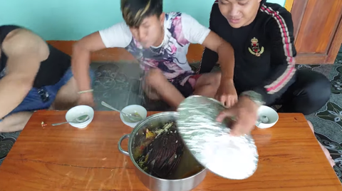 Trước Hưng Vlog, nhiều YouTuber đã nấu cháo gà, bồ câu nguyên lông đầy phản cảm - Ảnh 2. Trước Hưng Vlog, nhiều YouTuber đã nấu cháo gà, bồ câu nguyên lông đầy phản cảm - Ảnh 2.