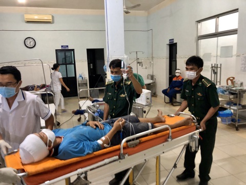 Đưa 25 ngư dân bị nạn trên biển vào đảo Phú Quý cứu chữa - Ảnh 1. Đưa 25 ngư dân bị nạn trên biển vào đảo Phú Quý cứu chữa - Ảnh 1.