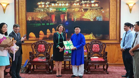 Đứt gãy áo dài nam, nối lại cho phù hợp - Ảnh 1. Đứt gãy áo dài nam, nối lại cho phù hợp - Ảnh 1.