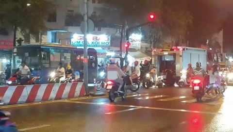 Ngửi mùi khét, tài xế ngừng cho hành khách xuống, 10 phút sau xe buýt bốc cháy - Ảnh 2. Ngửi mùi khét, tài xế ngừng cho hành khách xuống, 10 phút sau xe buýt bốc cháy - Ảnh 2.