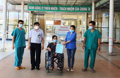 Cụ bà 69 tuổi bị liệt mắc COVID-19 đã khỏi bệnh, xuất viện - Ảnh 1. Cụ bà 69 tuổi bị liệt mắc COVID-19 đã khỏi bệnh, xuất viện - Ảnh 1.