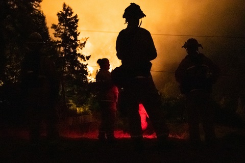 Năm 2020 chưa qua, California đã chịu 6 trận cháy rừng lớn nhất lịch sử - Ảnh 1. Năm 2020 chưa qua, California đã chịu 6 trận cháy rừng lớn nhất lịch sử - Ảnh 1.