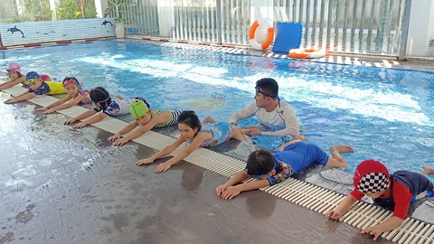 Dạy con sinh tồn dưới nước trước khi dạy bơi - Ảnh 1. Dạy con sinh tồn dưới nước trước khi dạy bơi - Ảnh 1.