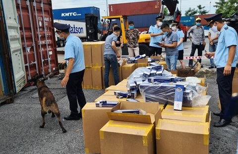 Hơn 1 triệu bao thuốc lá giả nhãn hiệu 555 vô chủ - Ảnh 1. Hơn 1 triệu bao thuốc lá giả nhãn hiệu 555 vô chủ - Ảnh 1.