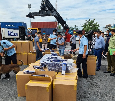 Hơn 1 triệu bao thuốc lá giả nhãn hiệu 555 vô chủ - Ảnh 2. Hơn 1 triệu bao thuốc lá giả nhãn hiệu 555 vô chủ - Ảnh 2.