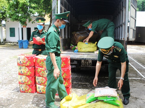 Cả tấn thực phẩm chay không nguồn gốc tuồn từ Trung Quốc vào Móng Cái - Ảnh 1. Cả tấn thực phẩm chay không nguồn gốc tuồn từ Trung Quốc vào Móng Cái - Ảnh 1.
