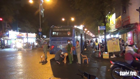 Ngửi mùi khét, tài xế ngừng cho hành khách xuống, 10 phút sau xe buýt bốc cháy - Ảnh 3. Ngửi mùi khét, tài xế ngừng cho hành khách xuống, 10 phút sau xe buýt bốc cháy - Ảnh 3.