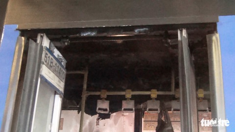 Ngửi mùi khét, tài xế ngừng cho hành khách xuống, 10 phút sau xe buýt bốc cháy - Ảnh 5. Ngửi mùi khét, tài xế ngừng cho hành khách xuống, 10 phút sau xe buýt bốc cháy - Ảnh 5.