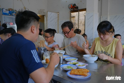 Dân Đà Nẵng phấn khởi ăn sáng, cà phê, đi mua sắm từ 11-9 - Ảnh 4. Dân Đà Nẵng phấn khởi ăn sáng, cà phê, đi mua sắm từ 11-9 - Ảnh 4.