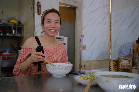 Dân Đà Nẵng phấn khởi ăn sáng, cà phê, đi mua sắm từ 11-9 - Ảnh 5. Dân Đà Nẵng phấn khởi ăn sáng, cà phê, đi mua sắm từ 11-9 - Ảnh 5.