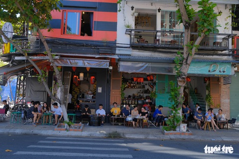 Dân Đà Nẵng phấn khởi ăn sáng, cà phê, đi mua sắm từ 11-9 - Ảnh 2. Dân Đà Nẵng phấn khởi ăn sáng, cà phê, đi mua sắm từ 11-9 - Ảnh 2.