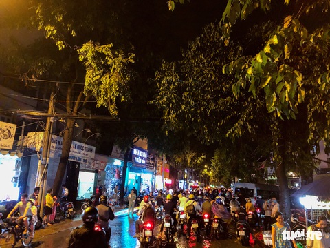 Sau cơn mưa cả tiếng ở TP.HCM, nước tràn vào nhà dân gần 1m - Ảnh 5.