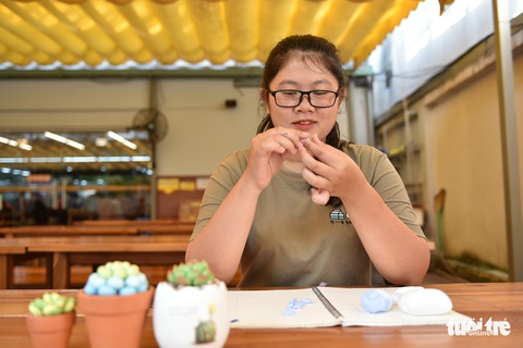 Nữ sinh khởi nghiệp với sen đá bằng đất sét, cho tuổi thọ 10 năm - Ảnh 1. Nữ sinh khởi nghiệp với sen đá bằng đất sét, cho tuổi thọ 10 năm - Ảnh 1.