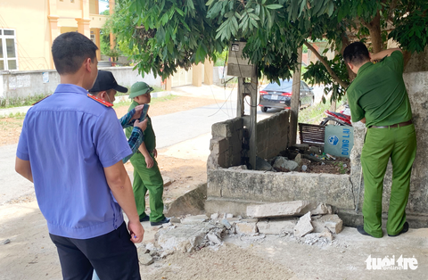 Tường đổ đè chết học sinh: ‘Trường biết tường hư hỏng nhưng chưa có tiền sửa’ - Ảnh 2. Tường đổ đè chết học sinh: ‘Trường biết tường hư hỏng nhưng chưa có tiền sửa’ - Ảnh 2.