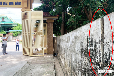 Tường đổ đè chết học sinh: ‘Trường biết tường hư hỏng nhưng chưa có tiền sửa’ - Ảnh 5. Tường đổ đè chết học sinh: ‘Trường biết tường hư hỏng nhưng chưa có tiền sửa’ - Ảnh 5.
