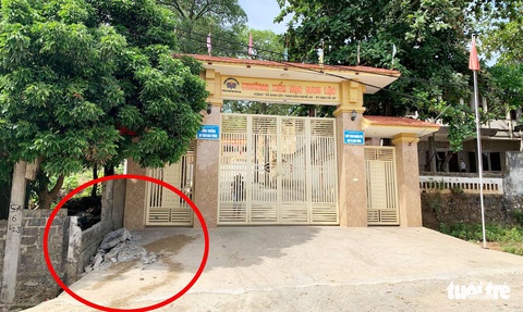 Sập tường trước cổng trường đè chết học sinh lớp 5 - Ảnh 1. Sập tường trước cổng trường đè chết học sinh lớp 5 - Ảnh 1.