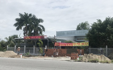 Ngang nhiên thuê người xây tường bít cửa nhà hàng xóm - Ảnh 1. Ngang nhiên thuê người xây tường bít cửa nhà hàng xóm - Ảnh 1.