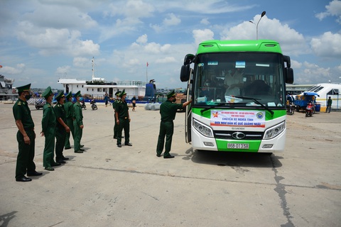 Hỗ trợ 25 ngư dân gặp nạn trên biển về quê Quảng Ngãi - Ảnh 3. Hỗ trợ 25 ngư dân gặp nạn trên biển về quê Quảng Ngãi - Ảnh 3.