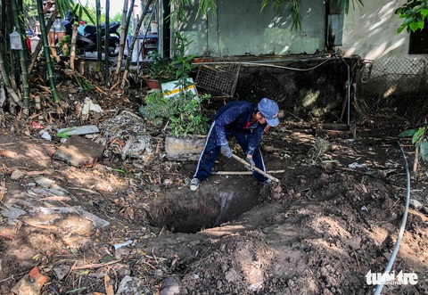 Nước tràn vào nhà ngập cả mét, người dân phải tự đào rãnh thoát nước - Ảnh 1. Nước tràn vào nhà ngập cả mét, người dân phải tự đào rãnh thoát nước - Ảnh 1.