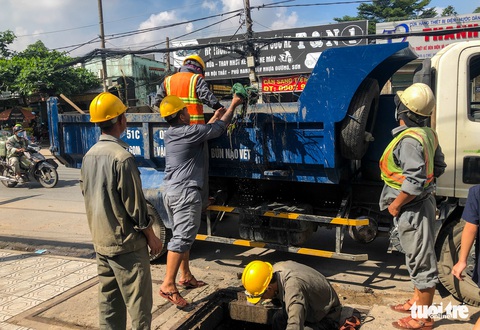 Nước tràn vào nhà ngập cả mét, người dân phải tự đào rãnh thoát nước - Ảnh 4. Nước tràn vào nhà ngập cả mét, người dân phải tự đào rãnh thoát nước - Ảnh 4.