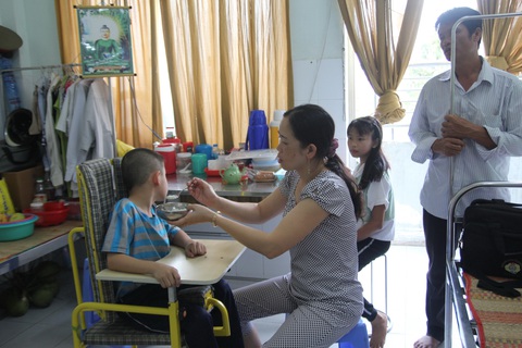 Hai cuộc chiến của người cha - Ảnh 1. Hai cuộc chiến của người cha - Ảnh 1.