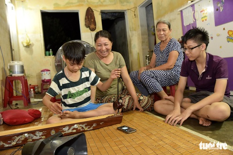 Bà ngoại và mẹ đẩy xe bán đồ ăn nuôi con trai 11 tuổi mê cổ nhạc - Ảnh 1. Bà ngoại và mẹ đẩy xe bán đồ ăn nuôi con trai 11 tuổi mê cổ nhạc - Ảnh 1.