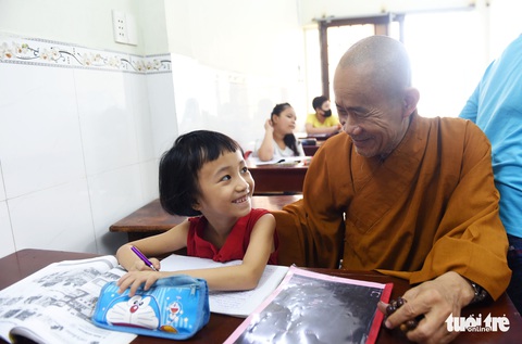 Chùa ở TP.HCM 10 năm dạy miễn phí 6 ngoại ngữ - Ảnh 2. Chùa ở TP.HCM 10 năm dạy miễn phí 6 ngoại ngữ - Ảnh 2.